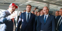 Виталий Хоценко и руководитель Минской области Алексей Кушнаренко открыли в Омске новые объекты дилеров белорусской техники - Газета Знамя Труда